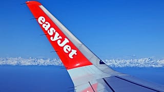 أرشيف - يظهر شعار شركة الطيران "easyJet" على جناح طائرة في رحلة من ميلانو، إيطاليا، إلى برلين، ألمانيا، يوم الاثنين 23 شباط/فبراير 2026.