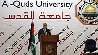 رئيس الوزراء الفلسطيني السابق سلام فياض يلقي كلمة في جامعة القدس ببلدة أبو ديس قرب القدس، في 22 يونيو/حزيران 2009