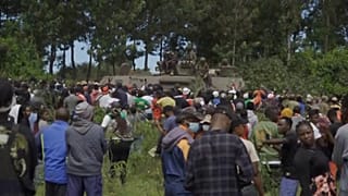 مواطنون كينيون يتظاهرون ضد مركز حجر صحي لفيروس إيبولا في مدينة نانيوكي في كينيا، في الأول من يونيو 2026