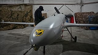 جندي في استخبارات الدفاع الأوكرانية يجهّز مسيّرة انتحارية ضد روسيا في موقع سري داخل أوكرانيا في 28 أيار 202