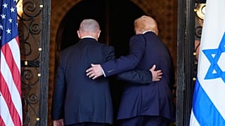  ترامب ونتنياهو يسيران معاً أثناء دخولهما منتجع مارالاغو في فلوريدا، 29 ديسمبر/كانون الأول 2025