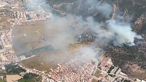 صورة جوية للحريق في جبال إسبونيا، في إقليم مرسية في إسبانيا، في الثاني من يونيو 2026.
