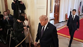 الرئيس دونالد ترامب (إلى اليسار) وكيفن وورش يصلان إلى مراسم أداء اليمين لورش رئيسا لمجلس الاحتياطي الفدرالي في القاعة الشرقية بالبيت الأبيض، يوم الجمعة 22 أيار/مايو