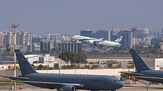 أقلعت طائرة تابعة لشركة "إل عال" الإسرائيلية من مطار بن غوريون الدولي، بالقرب من تل أبيب، إسرائيل، يوم الخميس 9 أبريل 2026