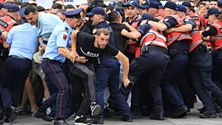 اشتبك محتجون مع عناصر من الشرطة كانوا يغلقون شارعا خلال مظاهرة في تيرانا.