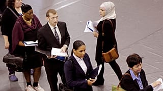 يصطف الباحثون عن عمل لإجراء مقابلات خلال معرض توظيف ترعاه دائرة العمل في ولاية نيويورك، يوم الأربعاء، الثامن من تشرين الأول 2014، في حي بروكلين بنيويورك