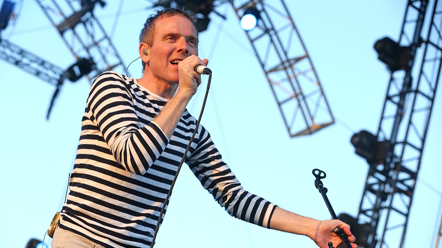 عودة فرقة "Belle and Sebastian" بنشيد مفاجئ لدعم رحلة اسكتلندا في كأس العالم