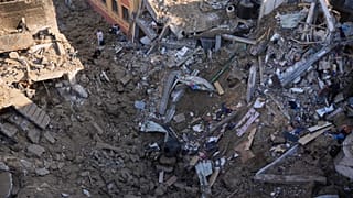 نساء فلسطينيات يتفقدن أنقاض مبنى دمر في غارة جوية إسرائيلية في دير البلح بوسط قطاع غزة، الجمعة 29 مايو 2026. (AP Photo/عبد الكريم حنا)