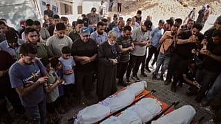 يؤدي مشيعون الصلاة إلى جوار جثامين فلسطينيين قُتلوا في غارة إسرائيلية خلال تشييعهم في مستشفى الشفاء