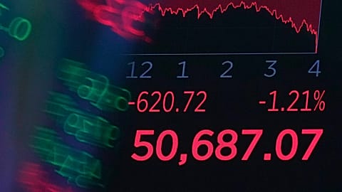 لوحة أعلى قاعة التداول في بورصة نيويورك تعرض رقم الإغلاق لمؤشر داو جونز الصناعي، في 3 يونيو 2026.