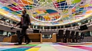 Um homem caminha pela principal sala de reuniões do edifício Europa, em Bruxelas, na sexta-feira, 9 de dezembro de 2016