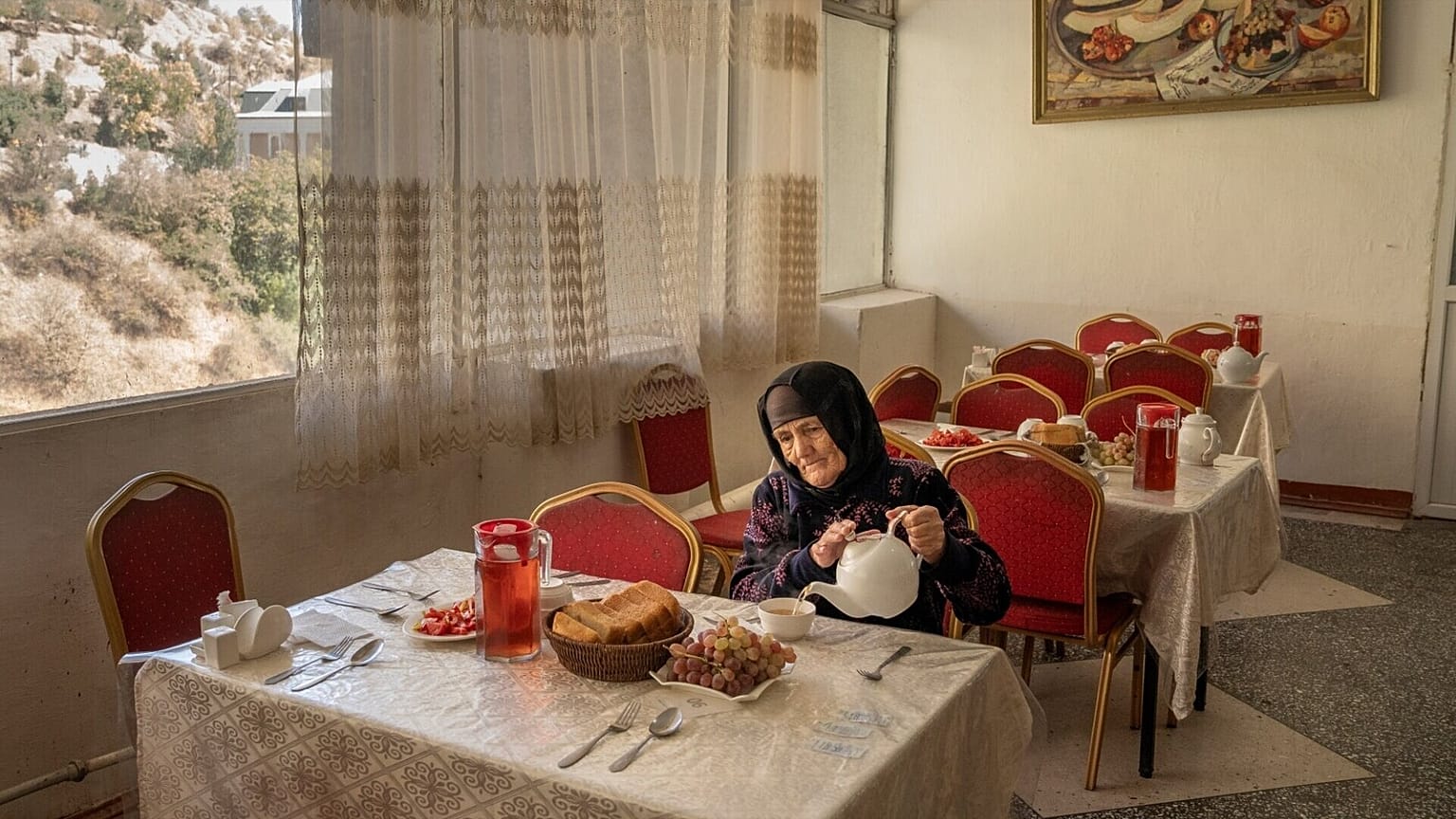 الصورة الفائزة لجو كيرني لامرأة طاجيكية في مصح قديم