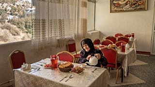 الصورة الفائزة لجو كيرني لامرأة طاجيكية في مصح قديم