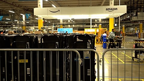 مستودع أمازون "Amazon LCY3" في دارتفورد، المملكة المتحدة.