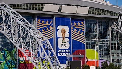 ملصق يروّج لكأس العالم 2026 المقبلة في ملعب "إيه تي أند تي" بمدينة أرلينغتون في ولاية تكساس
