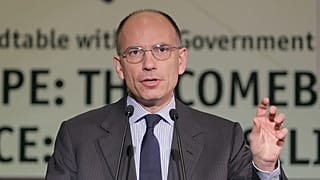 رئيس الوزراء الإيطالي السابق إنريكو ليتا يلقي خطابا خلال مؤتمر اقتصادي في أثينا، في 14 أيار/مايو 2015.