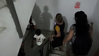 العمال يُخلون مبنى بعد زلزال