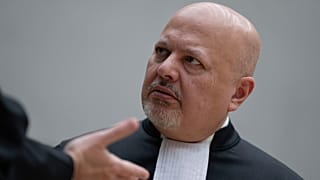 المدعي العام كريم خان يتحدث قبيل انعقاد جلسة المحكمة الجنائية الدولية "ICC" في لاهاي، هولندا، في 14 آذار 2025.