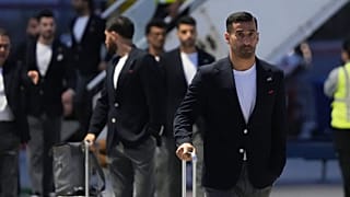 إحسان حاج صافي، إلى اليمين، يصل مع زملائه في منتخب إيران إلى بطولة كأس العالم لكرة القدم في تيخوانا، المكسيك، يوم الأحد، سبعة حزيران 2026. (AP Photo/Gregory Bull)