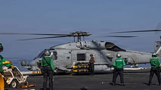 تُظهر هذه الصورة، التي قدمتها القيادة المركزية الأمريكية، مروحية من طراز MH-60R Sea Hawk تستعد للإقلاع يوم الاثنين 2 مارس 2026. 