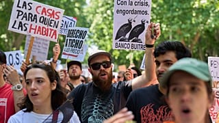 يتظاهر عدد من الأشخاص في وسط مدريد للمطالبة بالحق في سكن ملائم وبأسعار معقولة، في 24 مايو 2026.