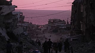 فلسطينيون يسيرون بين المباني المدمرة في مدينة غزة، الأربعاء 3 يونيو/حزيران 2026