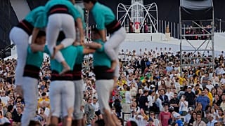 يشكل مؤدون برجا بشريا يعرف باسم "Castells" أمام البابا ليون الرابع عشر بينما يترأس سهرة صلاة في ملعب لويس كومبانيس الأولمبي