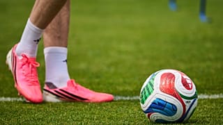 العلم الكندي يظهر على كرة "فيفا" خلال حصة تدريبية قبل كأس العالم لكرة القدم في تورونتو، الثلاثاء، التاسع من يونيو 2026.