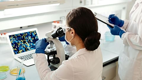 اختبرت شركة أمريكية للتقنيات الحيوية للمرة الأولى علاجاً جينياً مصمماً لعكس مسار الشيخوخة لدى البشر.