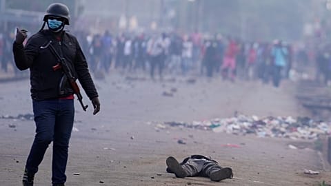 أوقفت شرطة مكافحة الشغب أحد المحتجين خلال تظاهرة ضد إقامة مركز للحجر الصحي لمرض إيبولا تعتزم الولايات المتحدة إنشاؤه في قاعدة لايكيبيا الجوية