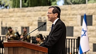 الرئيس الإسرائيلي إسحاق هرتسوغ يلقي كلمة خلال حفل إحياء ذكرى يوم ذكرى الجنود الذين سقطوا في إسرائيل