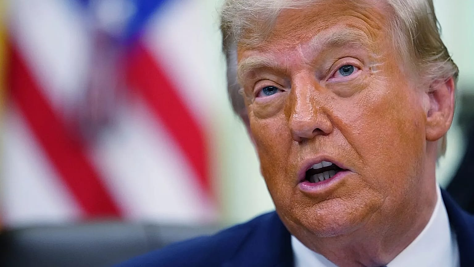 الرئيس الأمريكي دونالد ترامب يتحدث في المكتب البيضاوي في البيت الأبيض، في العاشر من حزيران 2026