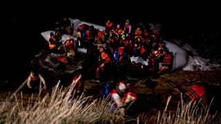 صورة أرشيفية - في هذه الصورة الأرشيفية التي التُقطت يوم الأربعاء 20 يناير/كانون الثاني 2016، ينزل لاجئون أفغان من قارب مطاطي بعد عبورهم جزءًا من بحر إيجة من الساحل التركي إلى 