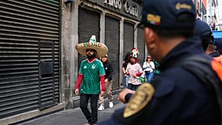 وصول مشجعين إلى منطقة خاصة بالمشجعين قبل المباراة الافتتاحية لكأس العالم لكرة القدم 2026 بين المكسيك وجنوب أفريقيا