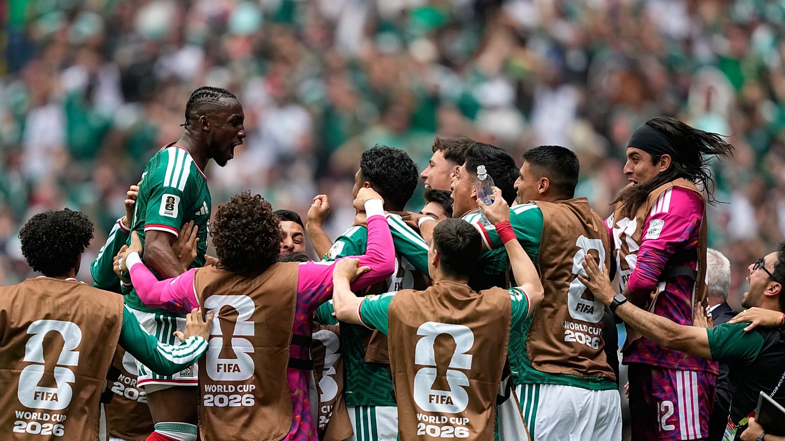 يحتفل المكسيكي جوليان كينونيس بعد تسجيله الهدف الافتتاحي خلال مباراة المجموعة الأولى في كأس العالم أمام جنوب أفريقيا في مكسيكو سيتي، الخميس 11 يونيو 2026.