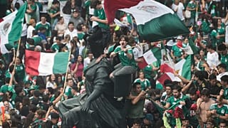احتفل المشجعون بعد فوز المكسيك على جنوب أفريقيا في المباراة الافتتاحية لكأس العالم لكرة القدم في مكسيكو سيتي.
