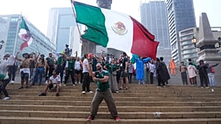 احتفل المشجعون بعد فوز المكسيك على جنوب أفريقيا في المباراة الافتتاحية لكأس العالم لكرة القدم في مكسيكو سيتي.
