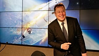 Elon Musk, a SpaceX alapítója, vezérigazgatója és vezető mérnöke/tervezője egy sajtótájékoztatón a SpaceX Falcon–9 rakétájának tesztrepülése után Cape Canaverben