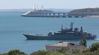 АРХИВ: Российский военный корабль перевозит автомобили и людей с материка в Крым через Керченский пролив, понедельник, 17 июля 2023 года