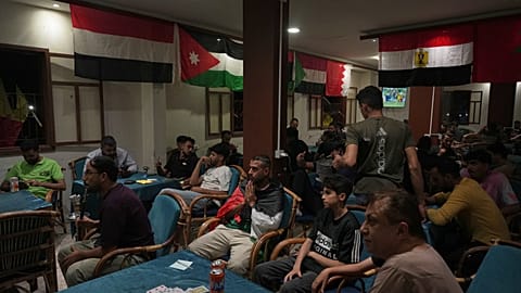 مشجعو كرة القدم يتابعون على شاشة تلفاز في مقهى محلي بقطاع غزة البث المباشر للمباراة الافتتاحية في كأس العالم بين المكسيك وجنوب أفريقيا