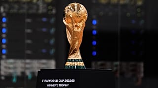 يتم عرض كأس العالم لكرة القدم خلال حفل افتتاح مركز البث الدولي، يوم الاثنين 1 يونيو 2026، في دالاس. (AP Photo/توني جوتيريز)