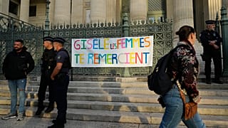 Ein Banner mit der Aufschrift „Gisele, Frauen danken dir“ hängt vor dem Gerichtsgebäude während des Berufungsprozesses, Donnerstag, 9. Oktober 2025, in Nîmes in Frankreich