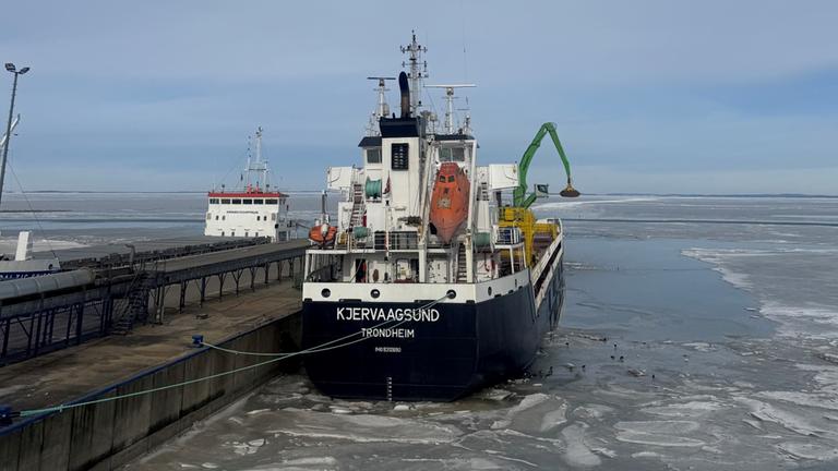 Im Vierower Hafen stecken wegen des Eises Schiffe fest. 