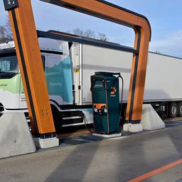 Elektro-Lkw an einer Ladestation (Symbolbild)