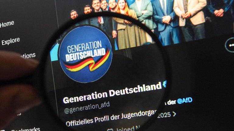 Symbolbild: Social-Media-Account von Generation Deutschland, der AfD-Jugendorganisation unter einer Lupe