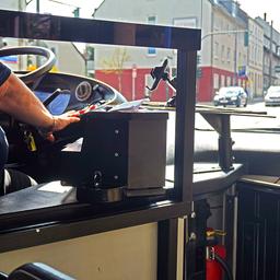 Ein Busfahrer sitzt am Steuer