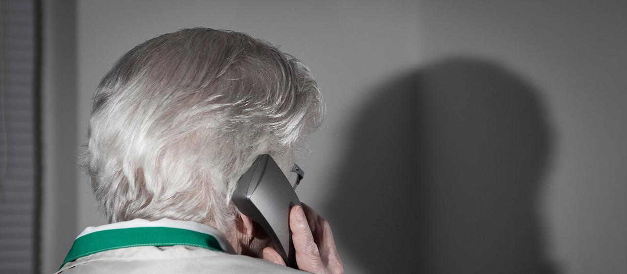 Alte Frau telefoniert.