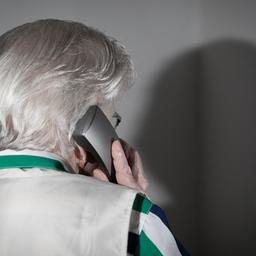 Alte Frau telefoniert.