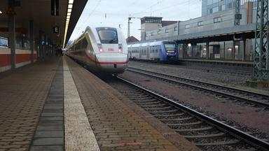 Ein ICE fährt in einen Bahnhof ein