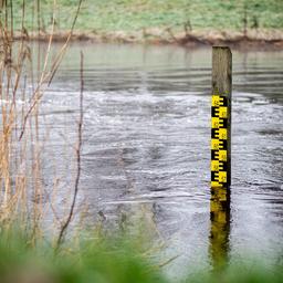 Ein Pegel zeigt den aktuellen Wasserstand eines Gewässers bei Hochwasser an.